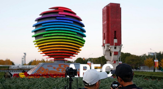 APEC landscape of Beijing new attractions guide the public to stop taking pictures